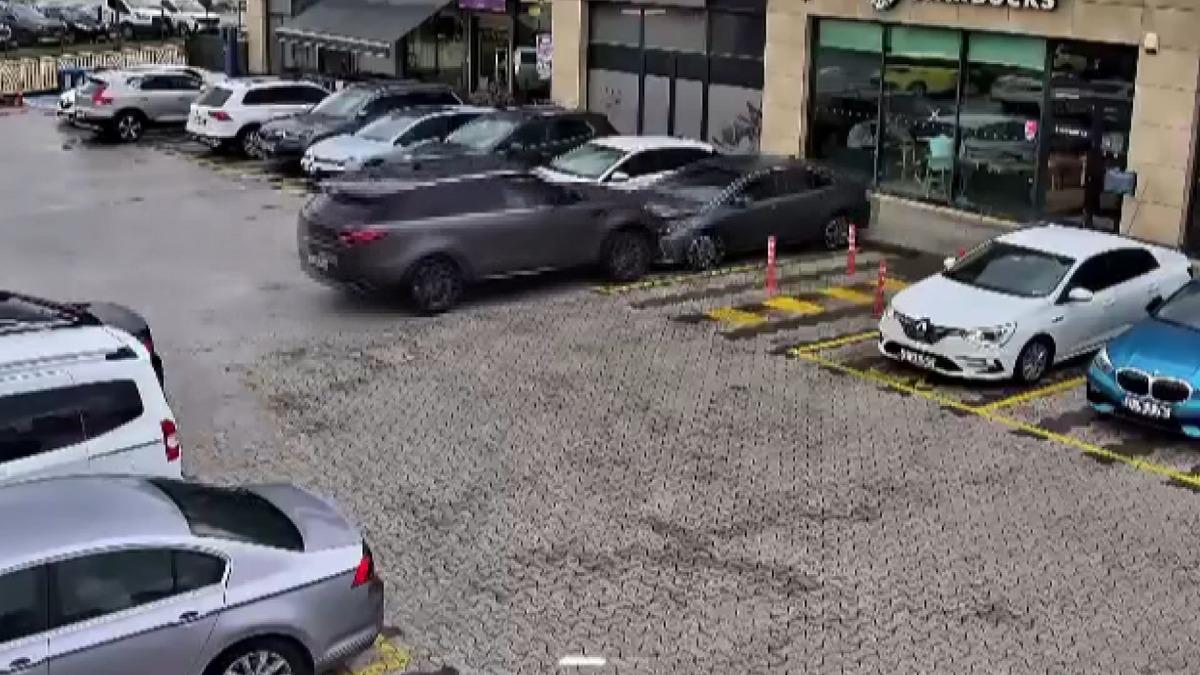 Fren yerine gaza bastı: İstanbul da 2 araç kafeye böyle girdi 2