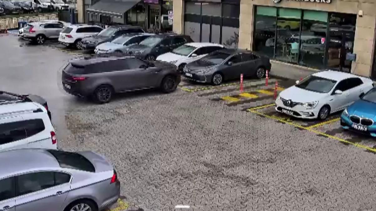 Fren yerine gaza bastı: İstanbul da 2 araç kafeye böyle girdi 1