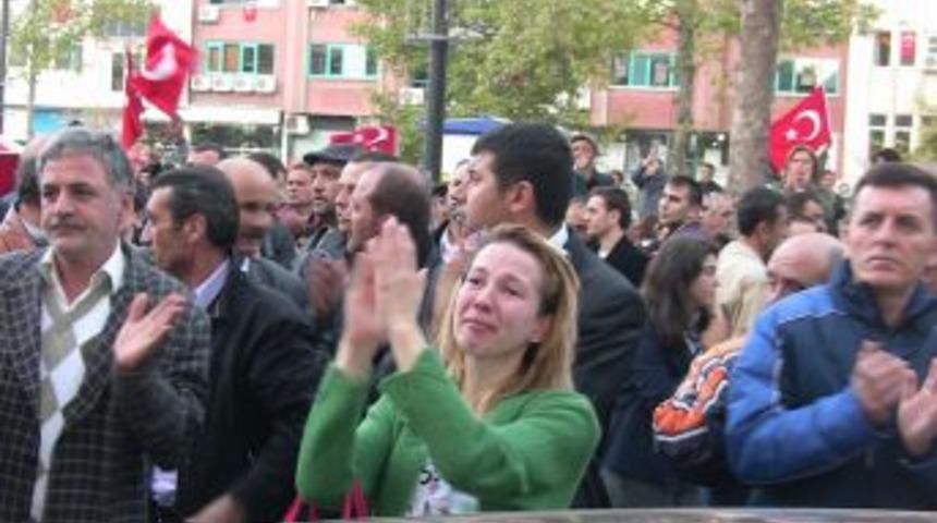 &Ccedil;orlu&rsquo;daki mitingde şehitlere dua edildi.