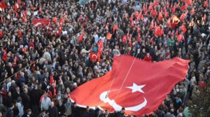 Eskişehirliler şehitler i&ccedil;in yapılan duaya birlikte 'amin' dedi