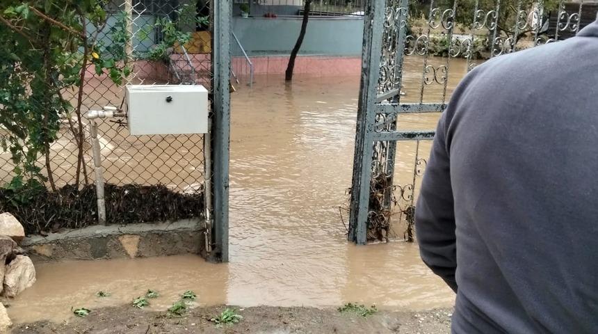 Mudanya'da sağanak su baskınına yol a&ccedil;tı, mahsur kalanlar kurtarıldı