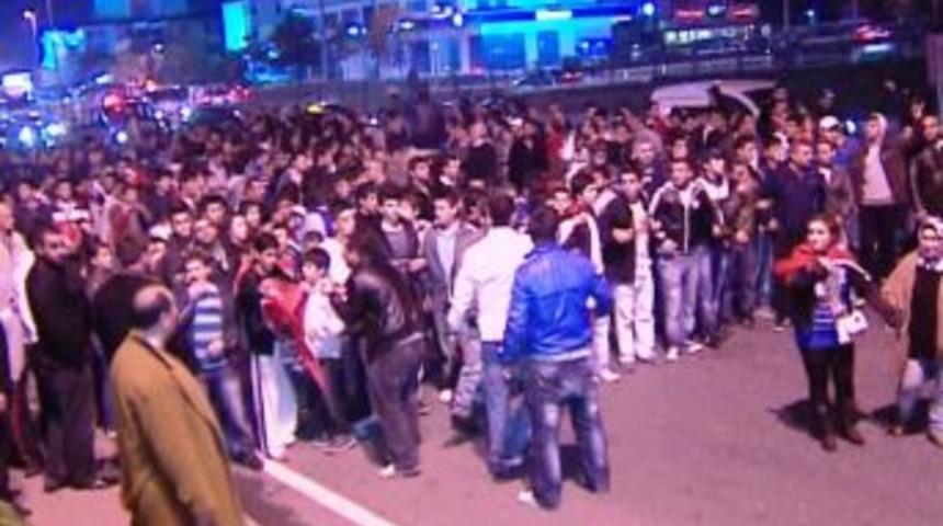 Ter&ouml;r&uuml; protesto etmek i&ccedil;in Seyrantepe'den Beşiktaş'a y&uuml;r&uuml;d&uuml;ler