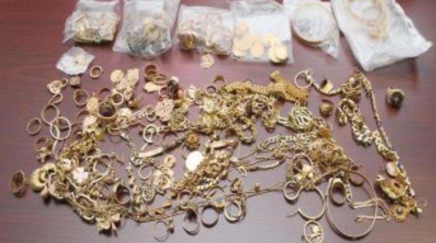 Belediye otob&uuml;slerinde unutulan ziynet eşyaları 54 bin lira tuttu