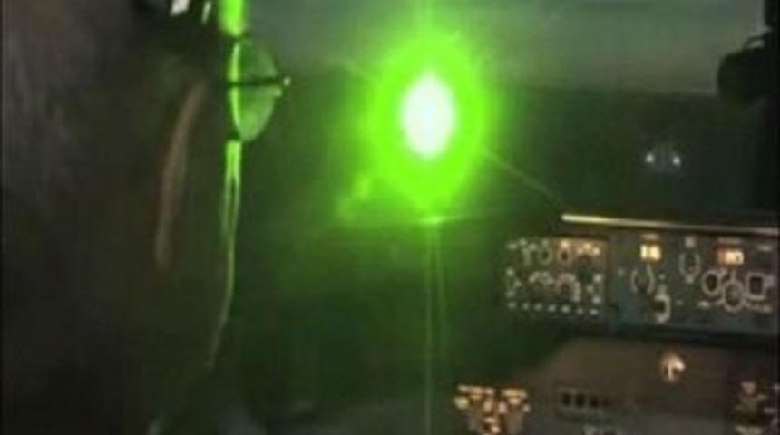 Helikoptere lazer tutan kişinin yakalanma anı kamerada