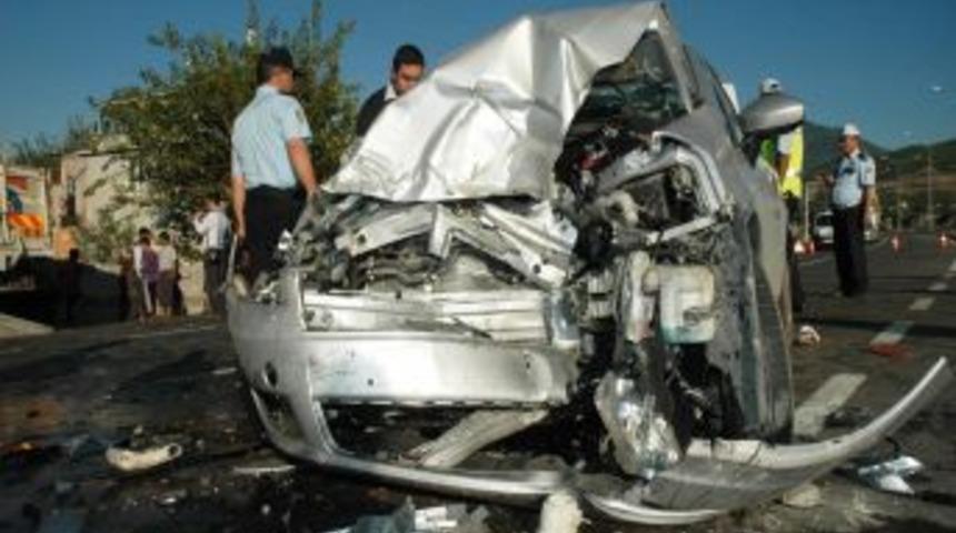 Otomobil kamyonla &ccedil;arpıştı: 1 &ouml;l&uuml;, 5 yaralı