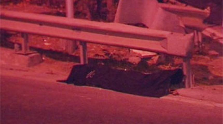 Hareket halindeki ara&ccedil;tan atladı &ouml;ld&uuml;!