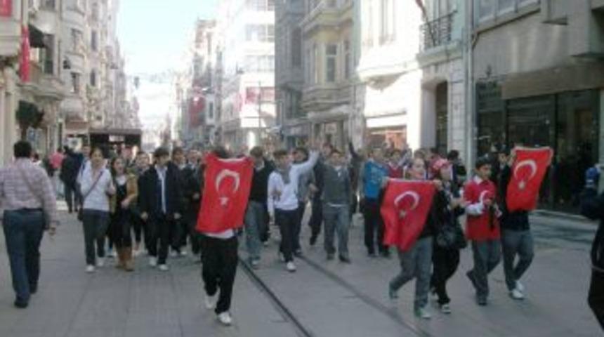 Liselilerden ter&ouml;r protestosu