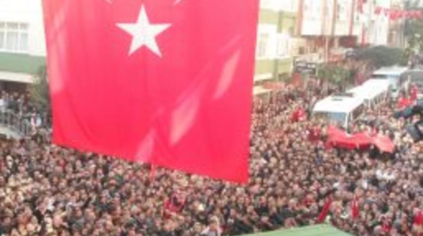 Şehit Ey&uuml;p &Ccedil;olakoğlu'nun naaşı helallik i&ccedil;in baba evinde