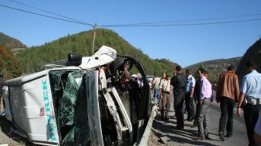 Yolcu minib&uuml;s&uuml; devrildi: 7 yaralı