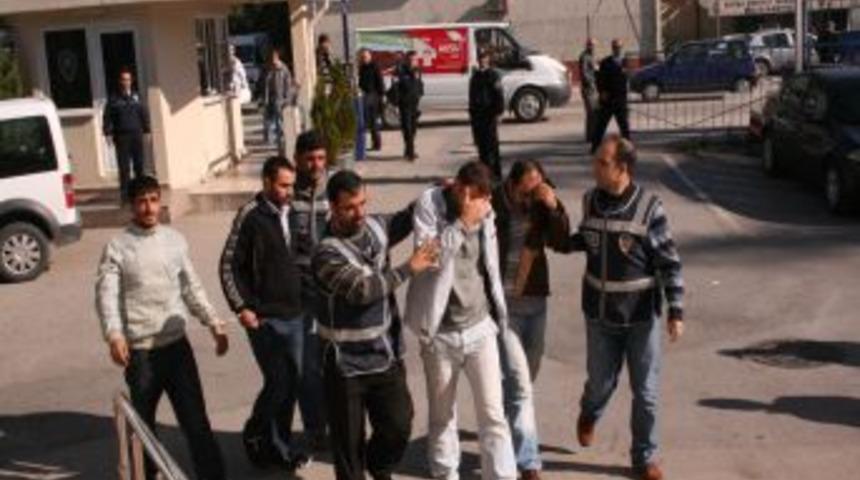 Okul &ccedil;evrelerinde uyuşturucu satan 4 kişi 90 kilogram esrarla yakalandı