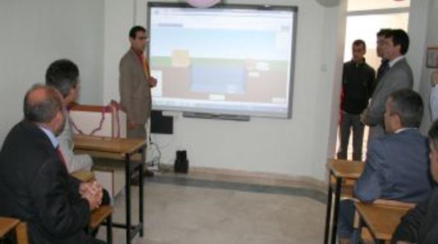 Öğretmen ve hayırsever işbirliğiyle akıllı tahta ve sanal kütüphane kuruldu