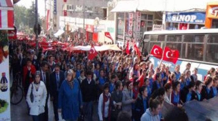 Sinoplu öğrencilerden teröre tepki yürüyüşü