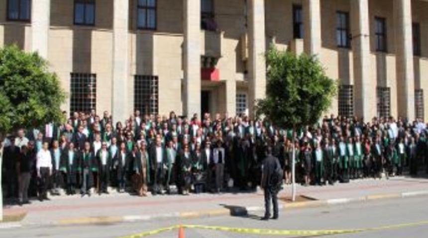 Adana Barosu şehitler i&ccedil;in saygı duruşunda bulundu