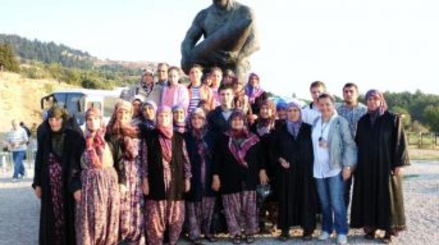 Balıkesirli k&ouml;yl&uuml; kadınlar &Ccedil;anakkale şehitliklerini gezdi