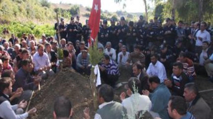 Şehit polis g&ouml;zyaşları arasında toprağa verildi
