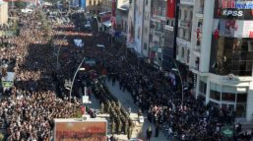 Erzurumlu şehidi onbinler uğurladı