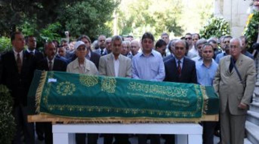 Koramiral Cora, ağabeyini &ouml;zel izinle son yolculuğuna uğurladı