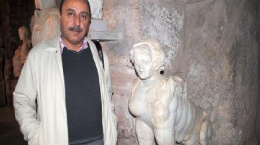 Sfenks heykeller turistlerden ilgi g&ouml;r&uuml;yor