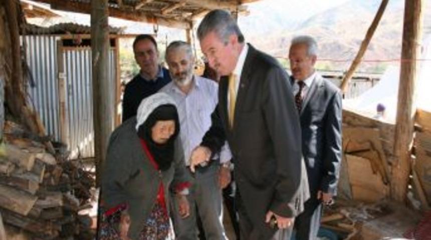 AK Parti'li Karakelle deprem b&ouml;lgesinde incelemelerde bulundu