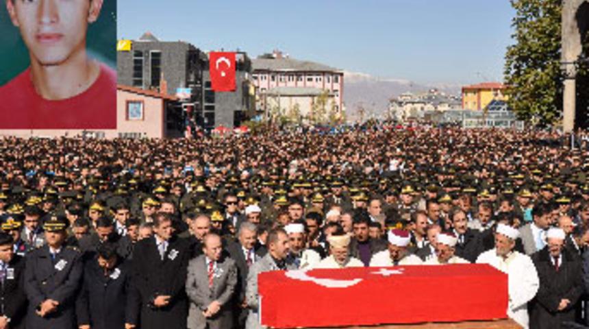 Dadaşlar şehidini 30 bin kişiyle uğurladı