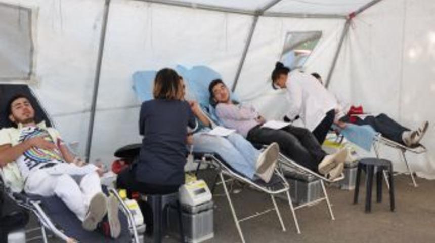 Gen&ccedil;ler kan vermek i&ccedil;in yarıştı