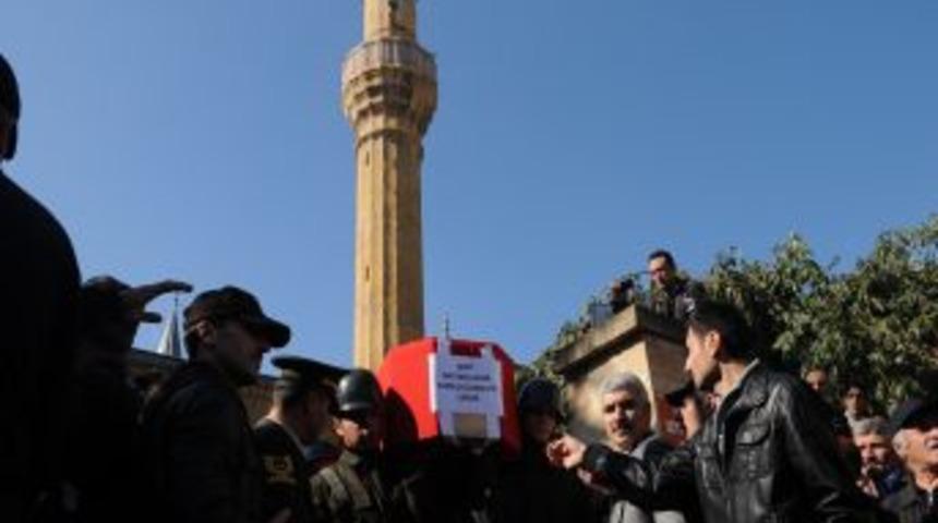 &Ccedil;orumlu şehidi son yolculuğuna binlerce kişi uğurladı