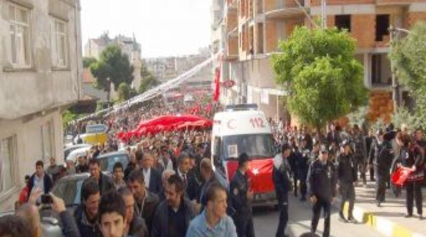 Sinoplu Şehit Uzman &Ccedil;avuş &Ouml;zdoğru, g&ouml;zyaşları i&ccedil;inde toprağa verildi