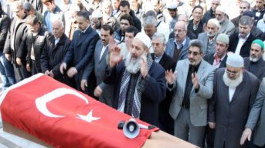 Şehitler i&ccedil;in Cuma namazı &ccedil;ıkışı gıyabi cenaze namazı kılındı