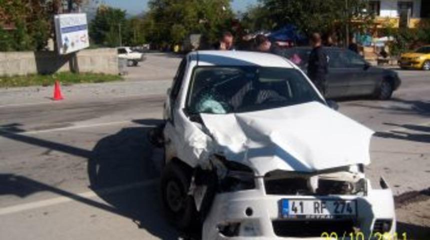 Sapanca'da iki ayrı kazada 6 kişi yaralandı