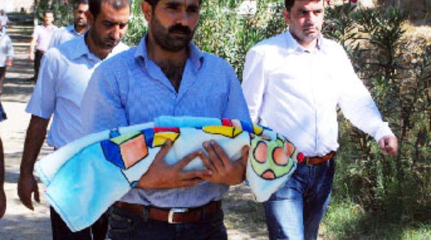 Annesinin yanı başına g&ouml;m&uuml;ld&uuml;