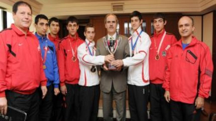 Başarılı karateciler &ouml;d&uuml;llendirildi