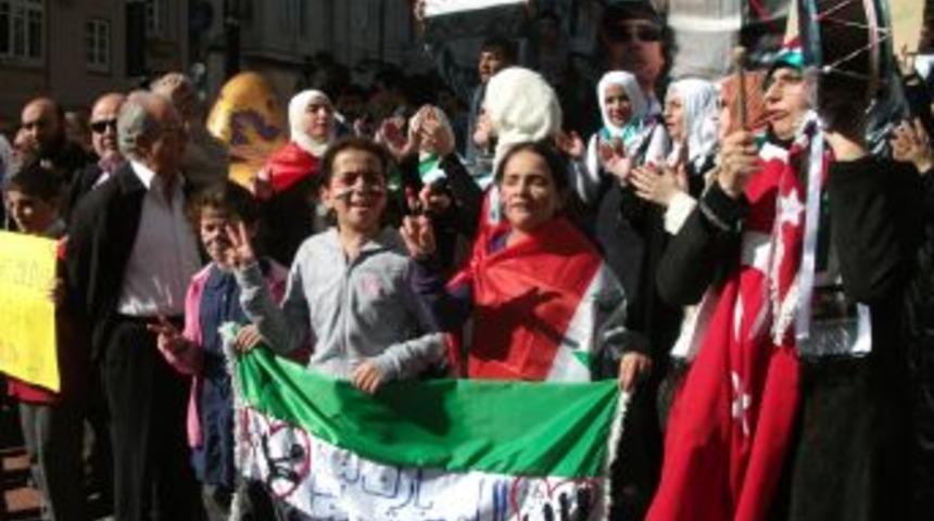 Konsolosluk &ouml;n&uuml;nde Suriye protestosu