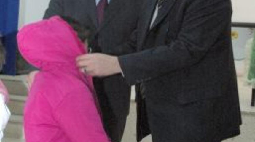 Polatlı Ticaret Borsası'ndan &ouml;ğrencilere giysi yardımı