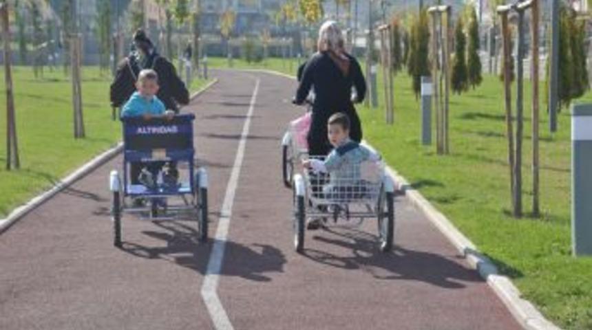 Altındağlı kadınlar, Bisiklet Parkı'nda &ccedil;ocuklarıyla s&uuml;r&uuml;ş keyfi yaşıyor