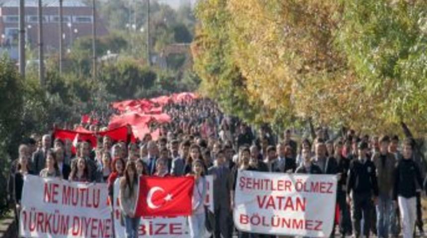 15 bin &uuml;niversiteli şehitler i&ccedil;in y&uuml;r&uuml;d&uuml;, ter&ouml;re lanet yağdırdı