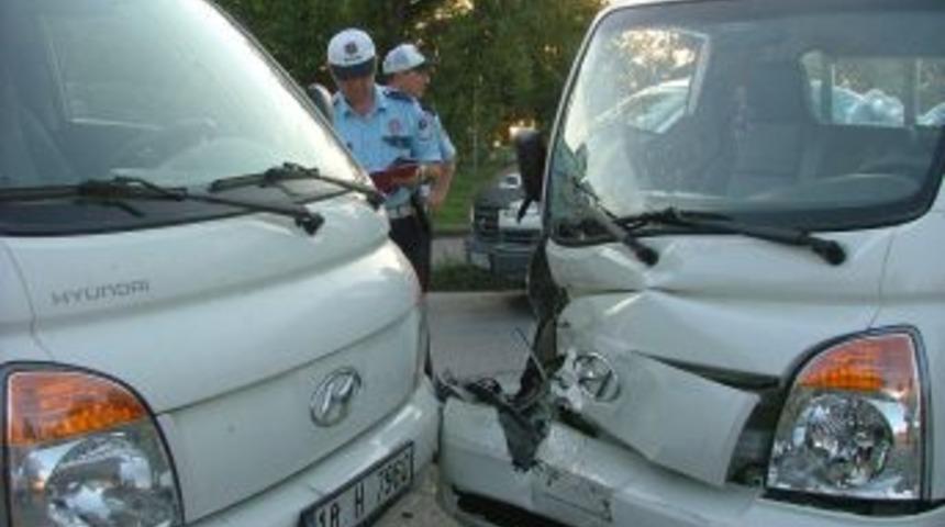 Kamyonlar kafa kafaya &ccedil;arpıştı yaralı yok