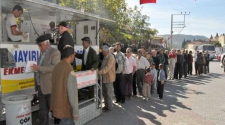 Şehitler i&ccedil;in Mevlit okutulup lokma d&ouml;kt&uuml;r&uuml;ld&uuml;