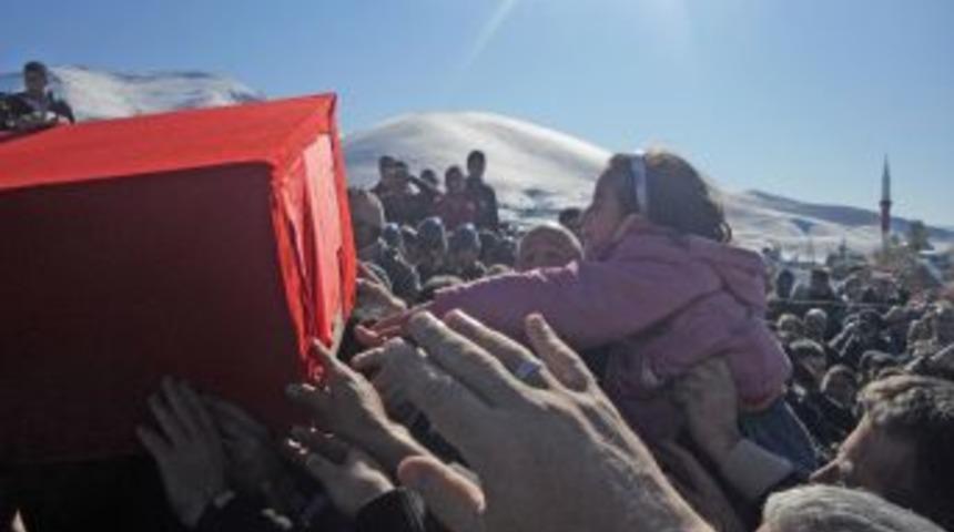 Şehit Piyade Onbaşı Mesut Kazan&ccedil;, k&ouml;y&uuml;nde son yolculuğuna uğurlandı