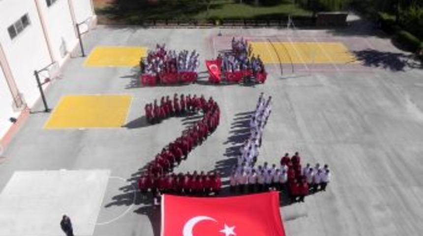 Omuz omuza vererek 24 rakamını oluşturup, şehitleri andılar