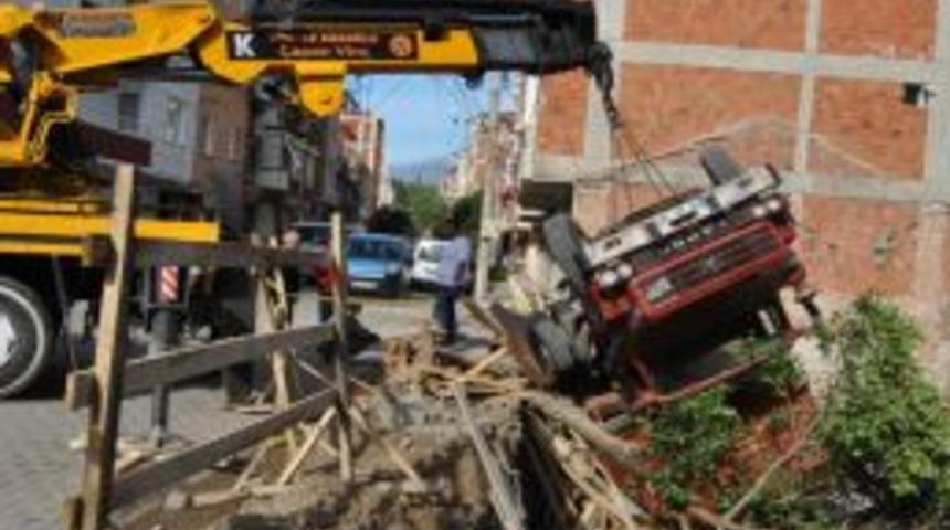 Demir y&uuml;kl&uuml; kamyon inşaat temeline d&uuml;şt&uuml;