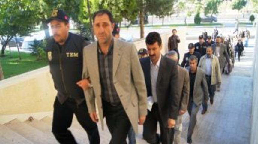 KCK operasyonunda gözaltına alınan 22 kişi adliyeye sevk edildi