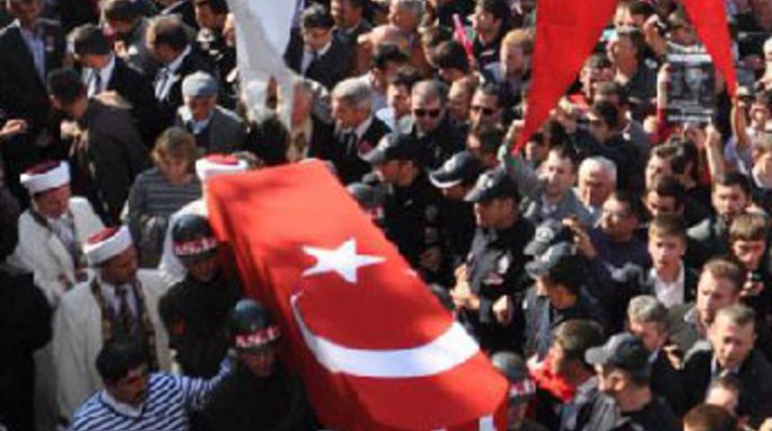 Şehit cenazesinde insan seli