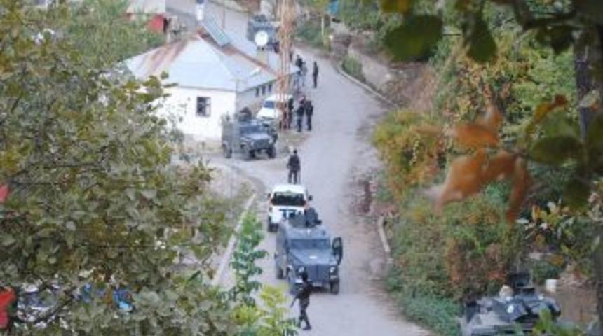 &Ccedil;ukurca'da bazı evlere 'ter&ouml;ristlere yardım ve yataklık' operasyonu