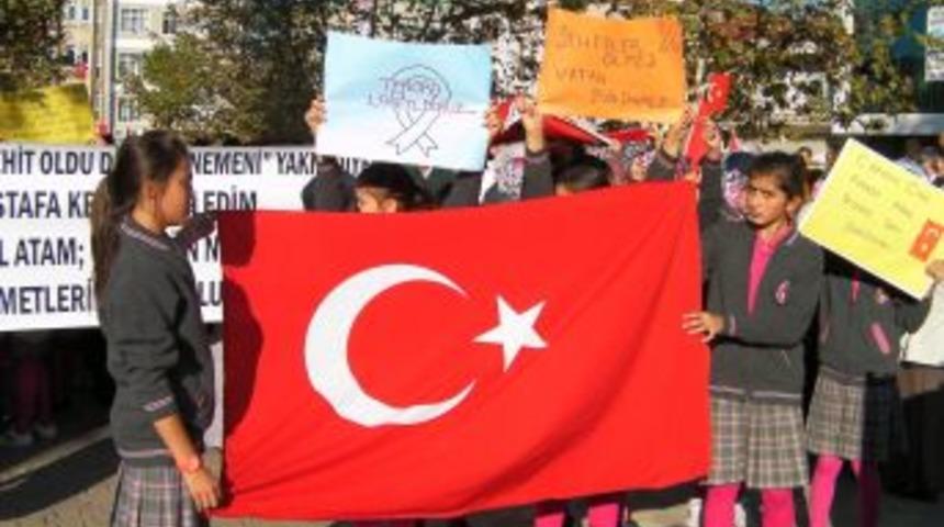 Erbaa MYO &ouml;ğrencilerinden &lsquo;ter&ouml;re lanet&rsquo; y&uuml;r&uuml;y&uuml;ş&uuml;