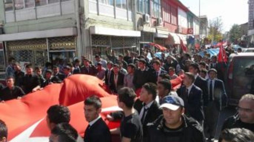 Boğazlıyan&rsquo;da binlerce kişi ellerinde bayraklarla ter&ouml;r&uuml; kınadı