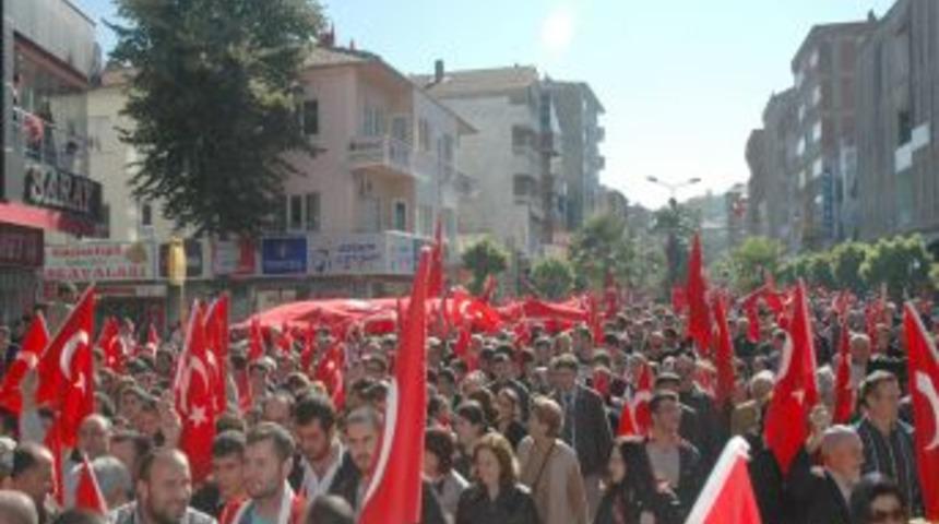 Binlerce Karasulu ter&ouml;r saldırılarını protesto etti
