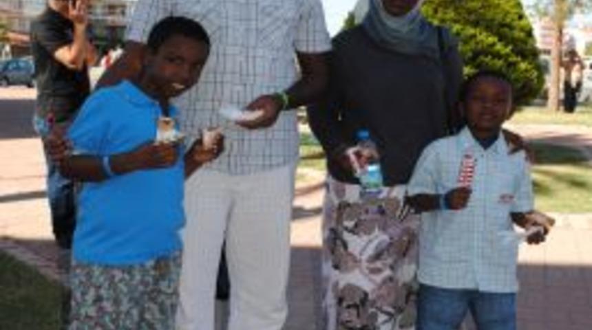 Somalili &ccedil;ift yardımlar i&ccedil;in T&uuml;rkiye'ye teşekk&uuml;r etti