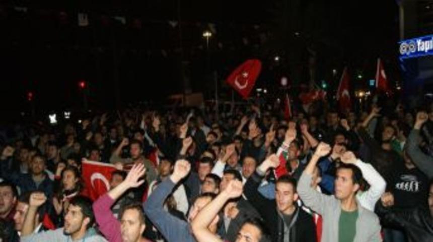 İzmir'de 300 ara&ccedil;lık konvoyla ter&ouml;r lanetlendi