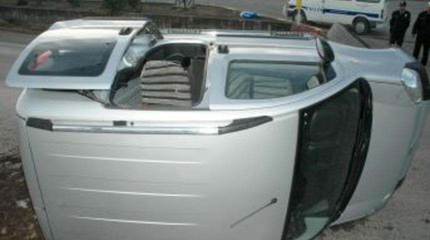 İ&ccedil;erisinde aynı aileden 6 kişinin bulunduğu minib&uuml;s takla attı