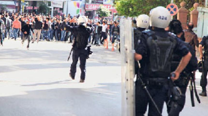 Ter&ouml;r&uuml; protesto eden grup esnafa saldırdı